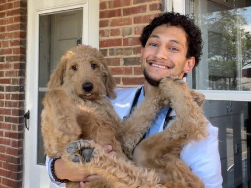 Charlie Pérez-Suárez con Bradley, uno de sus dos perros. (Foto cortesía de Charlie Pérez-Suárez)