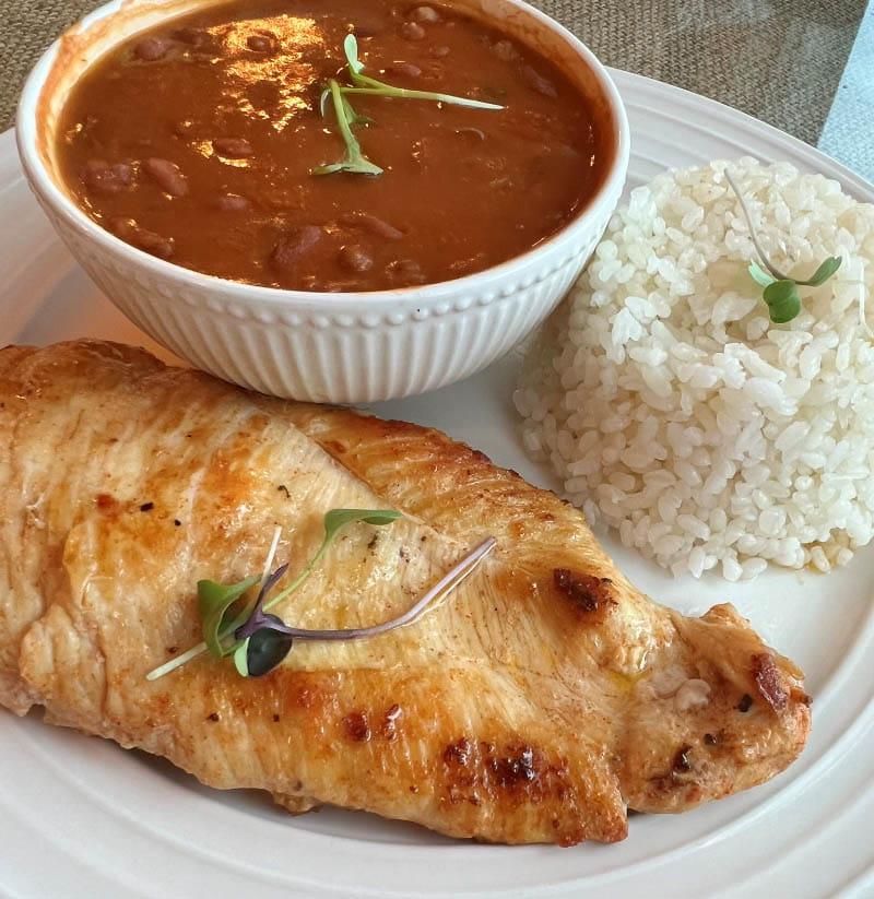 Arroz blanco con habichuelas rojas. (Foto cortesía de Sylvia Klinger)